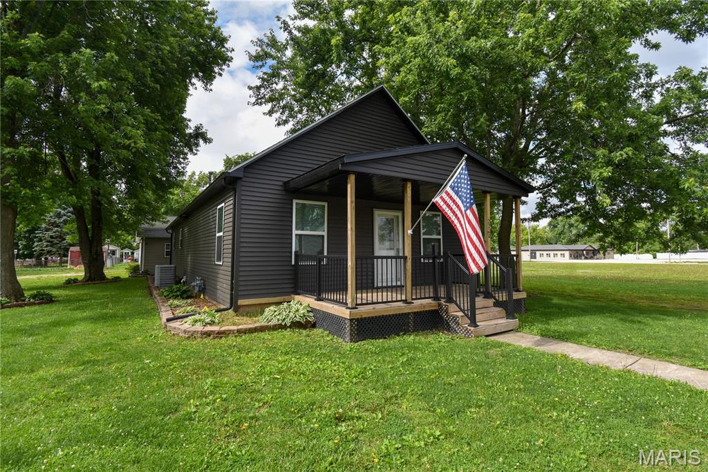 3 Bedroom, 1,272 sq. feet 2210 Frey Avenue Hillsboro, IL