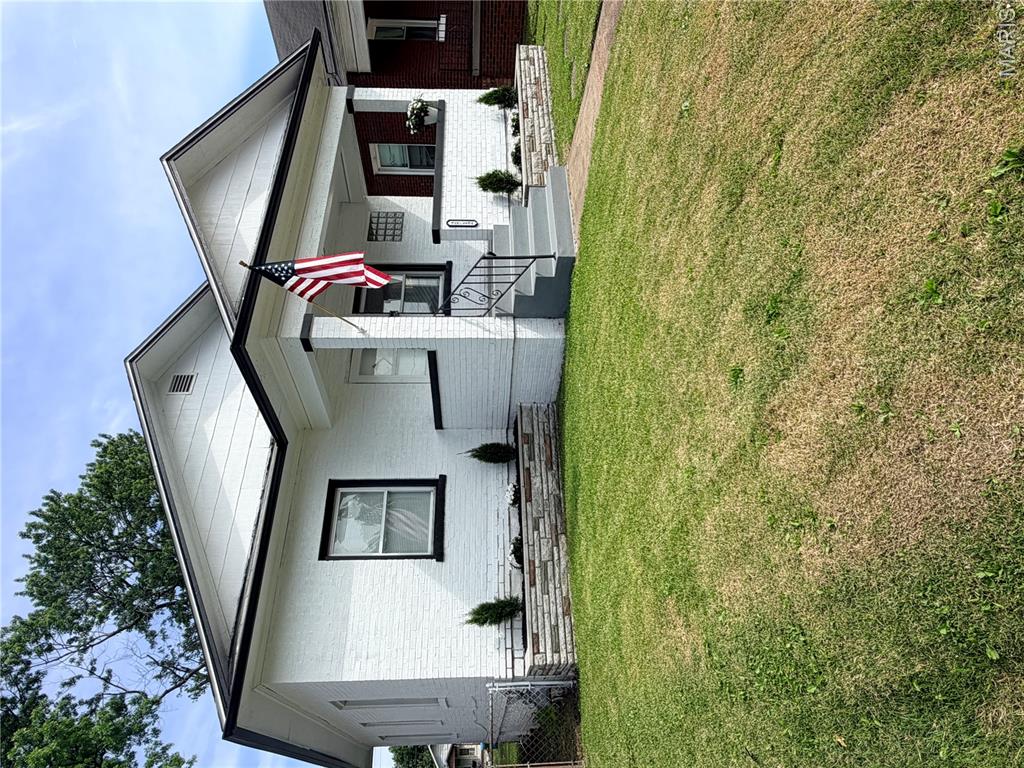 2 Bedroom, 903 sq. feet 2712 Iowa Street Granite City, IL