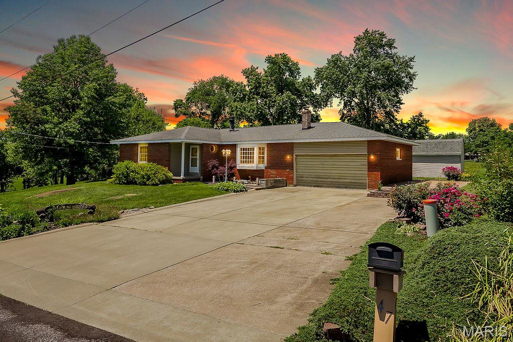3 Bedroom, 1,439 sq. feet 47 Eva Avenue Cottage Hills, IL