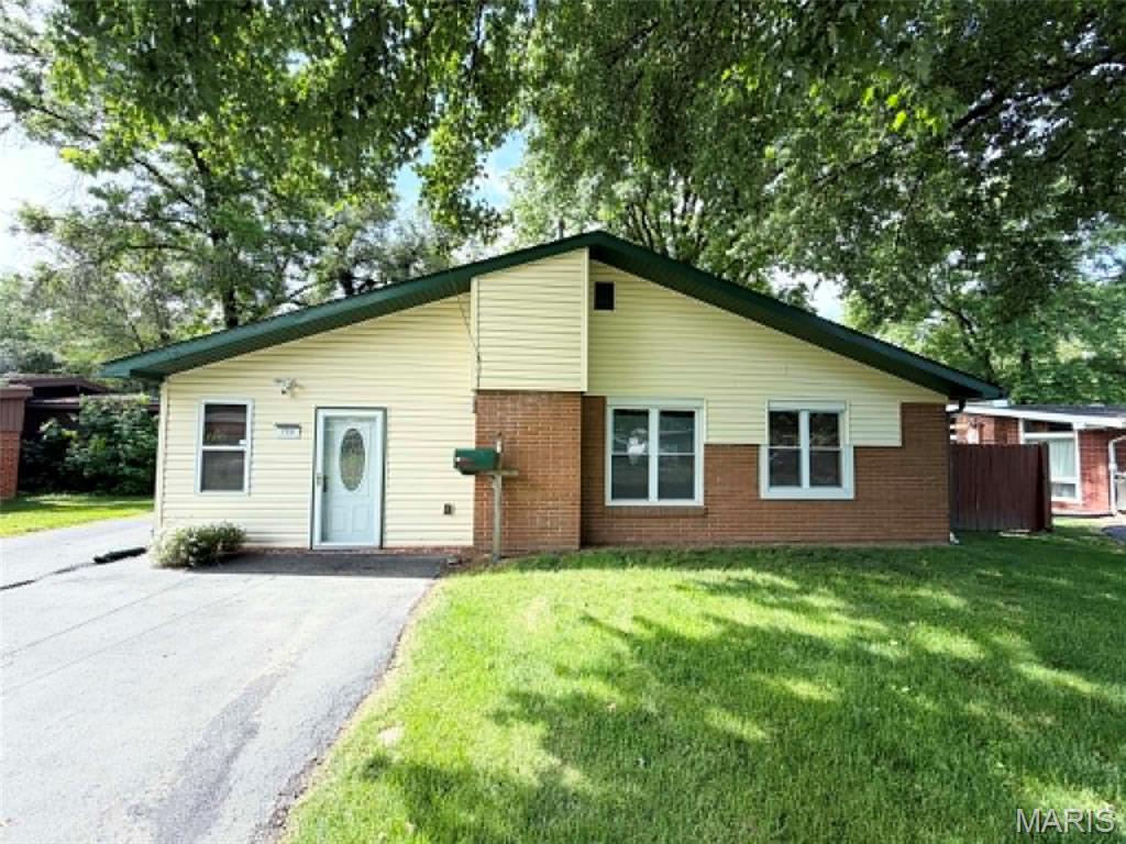 2 Bedroom, 1,300 sq. feet 708 Valley Drive East Alton, IL