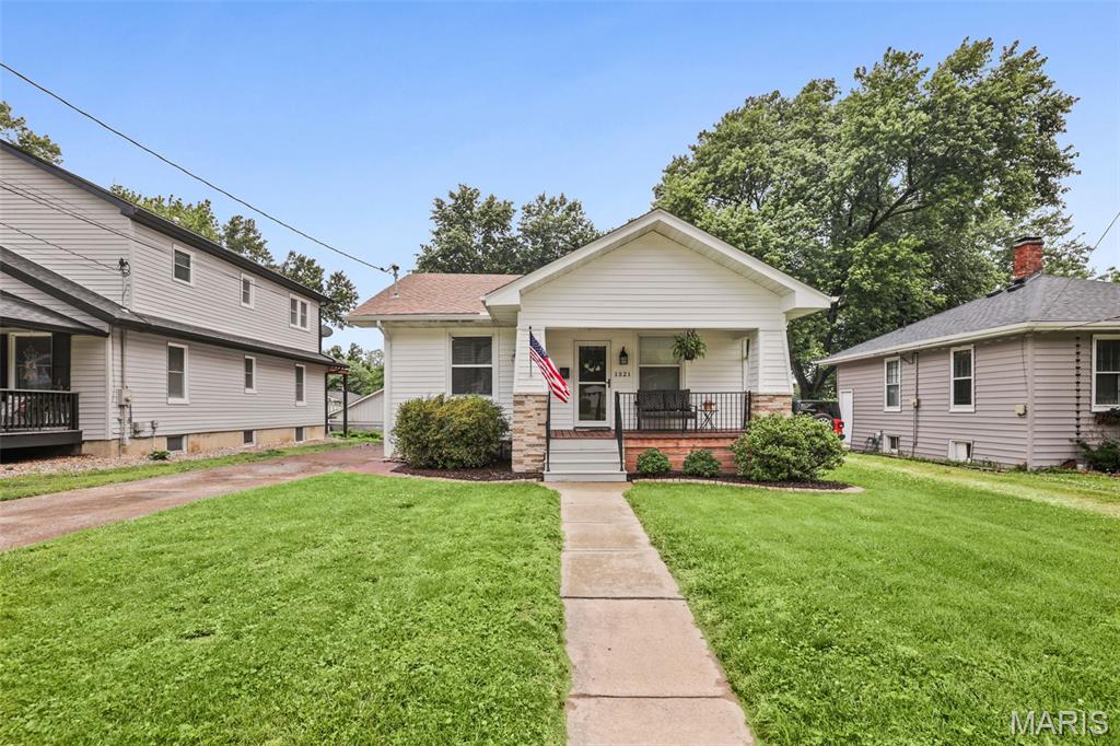 2 Bedroom, 836 sq. feet 1321 Eberhart Avenue Edwardsville, IL