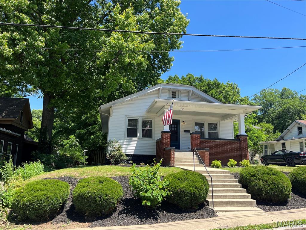 2 Bedroom, 1,166 sq. feet 1807 Clawson Street Alton, IL