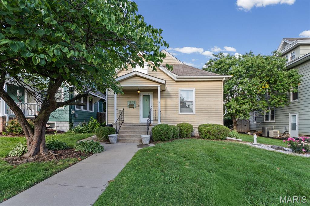 2 Bedroom, 1,147 sq. feet 1807 State Street Alton, IL