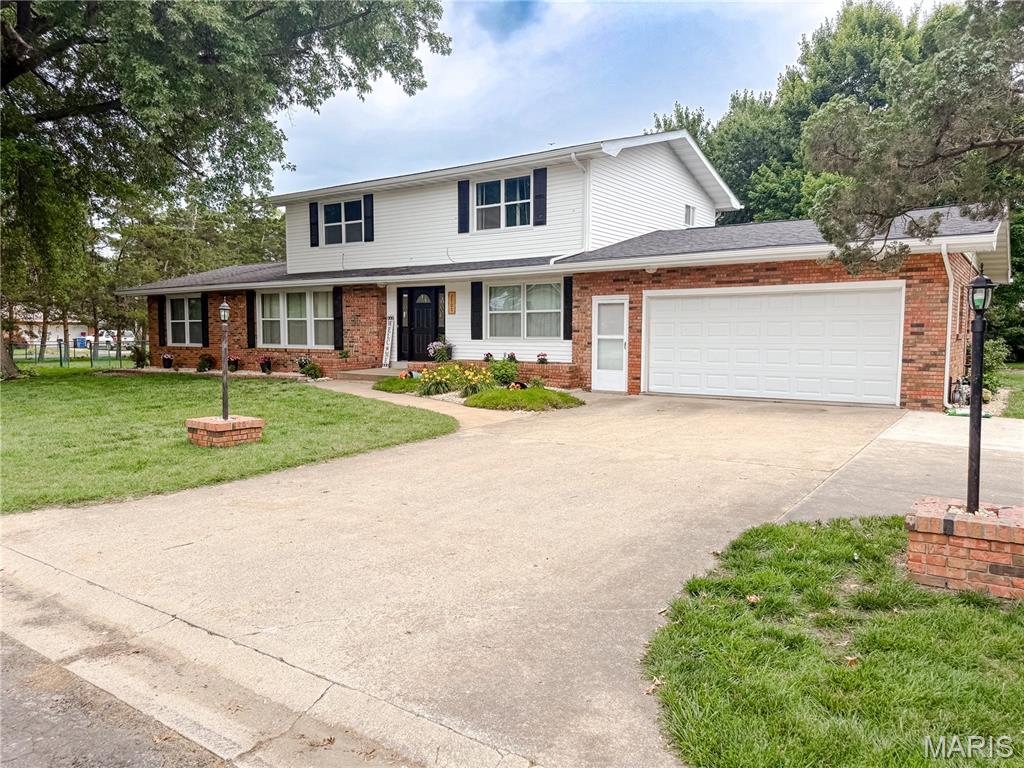 4 Bedroom, 3,151 sq. feet 2707 Lemon Street Road Highland, IL