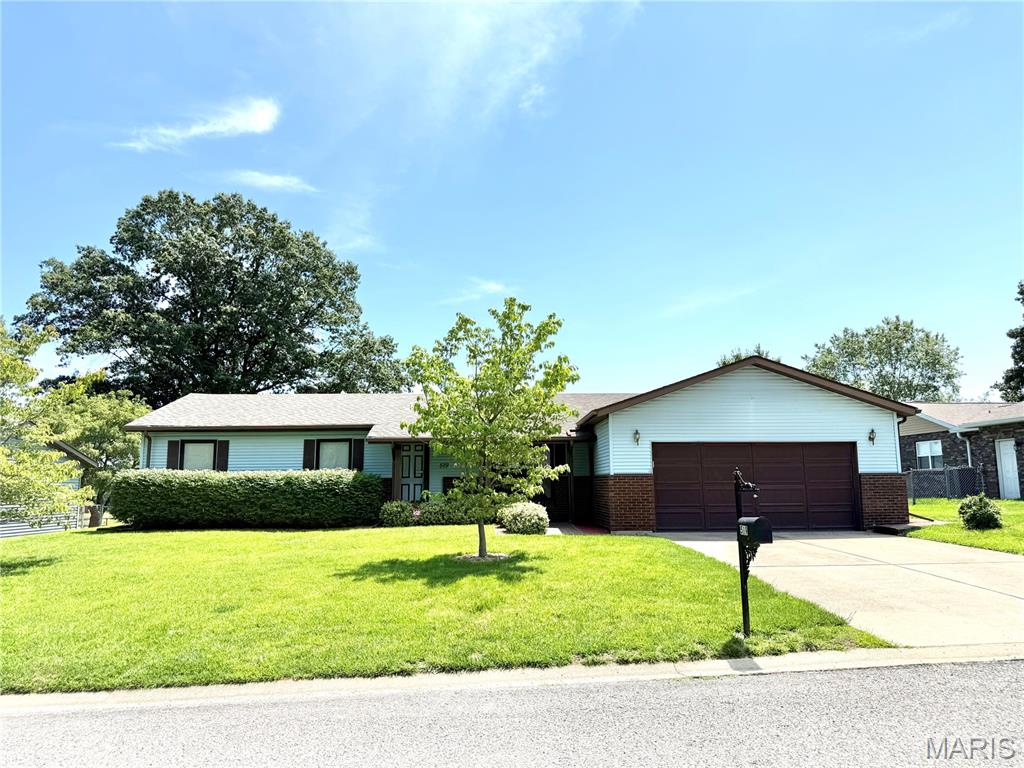3 Bedroom, 1,444 sq. feet 519 Franklin Avenue Troy, IL