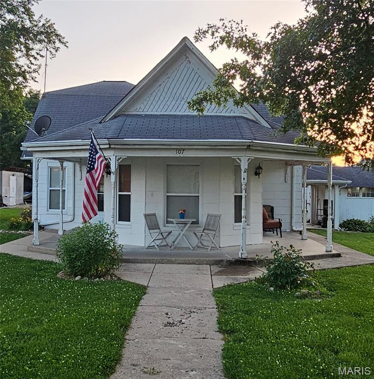 3 Bedroom, 1,321 sq. feet 107 Main Street Bellflower, MO