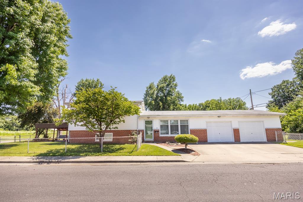 4 Bedroom, 1,904 sq. feet 201 Olive Street Hartford, IL