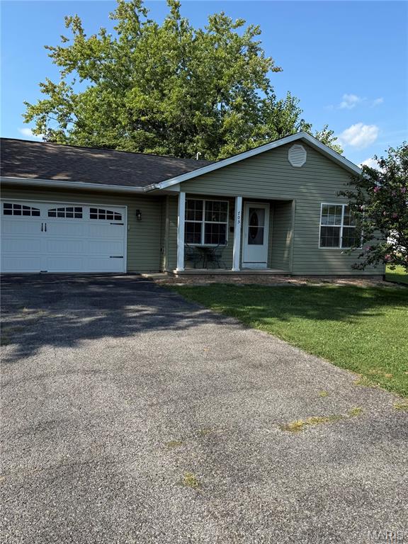 3 Bedroom, 1,109 sq. feet 705 Washington Avenue Greenville, IL