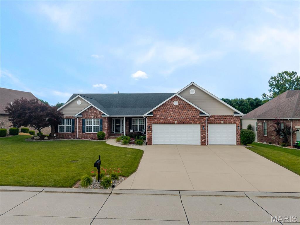 4 Bedroom, 4,686 sq. feet 136 Stonebridge Crossing Drive Maryville, IL