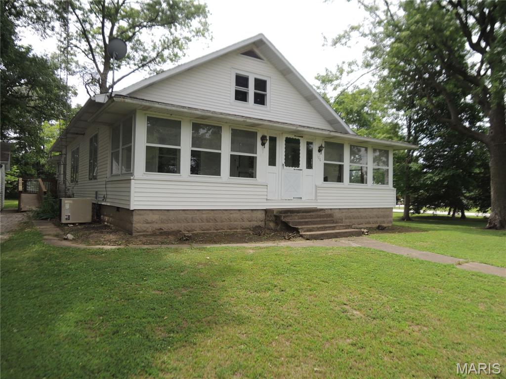 3 Bedroom, 1,472 sq. feet 106 South Street Mulberry Grove, IL