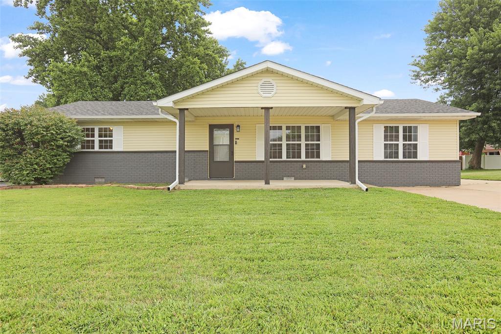 3 Bedroom, 1,872 sq. feet 733 Airwood Drive East Alton, IL