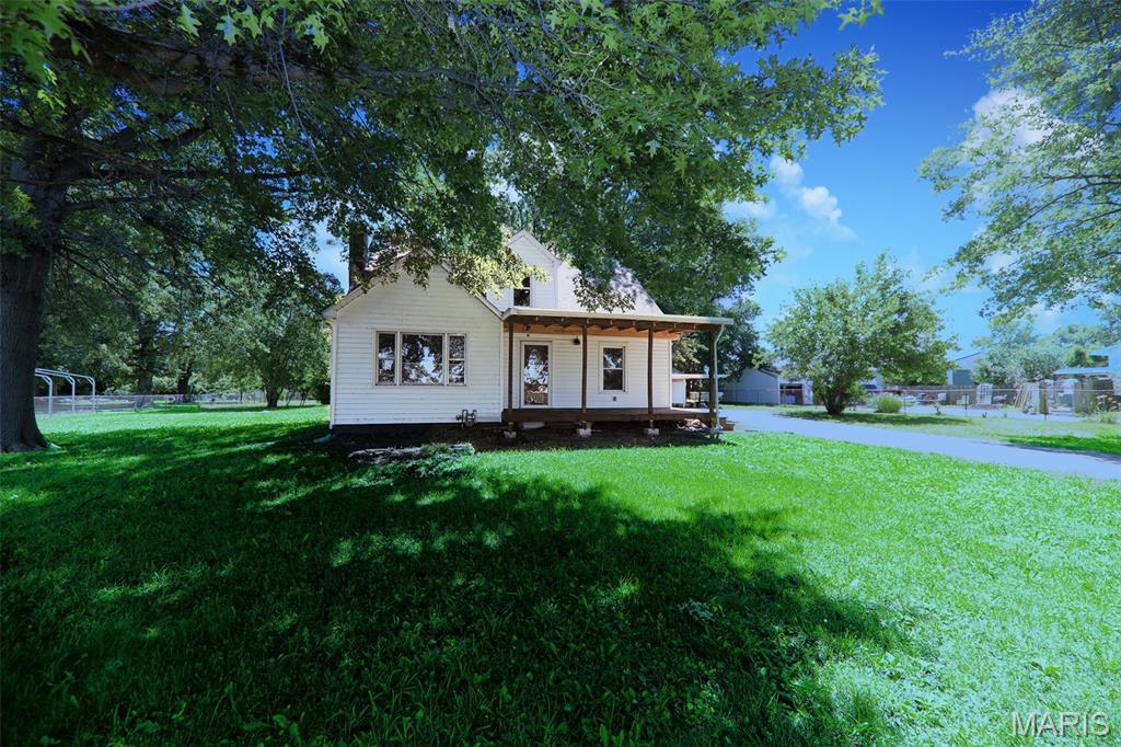 4 Bedroom, 1,970 sq. feet 3520 Lake Drive Granite City, IL