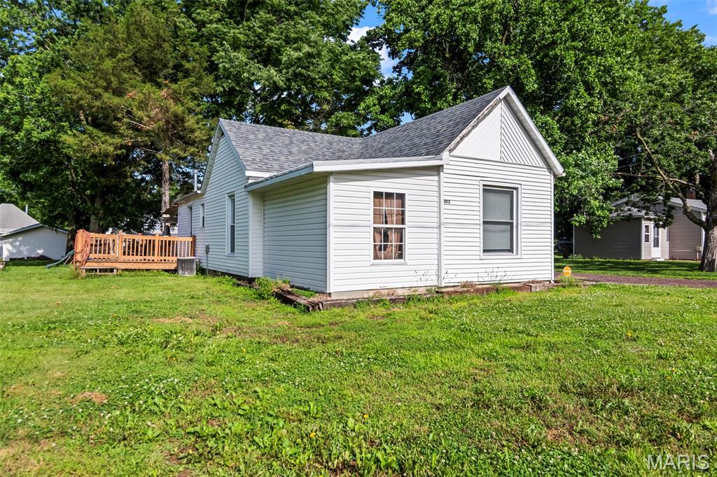 2 Bedroom, 864 sq. feet 1013 Van Buren Street Litchfield, IL