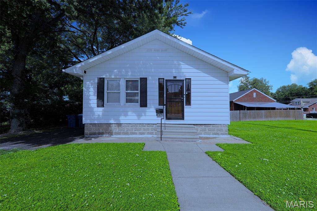 2 Bedroom, 880 sq. feet 1426 Rodgers Avenue Alton, IL