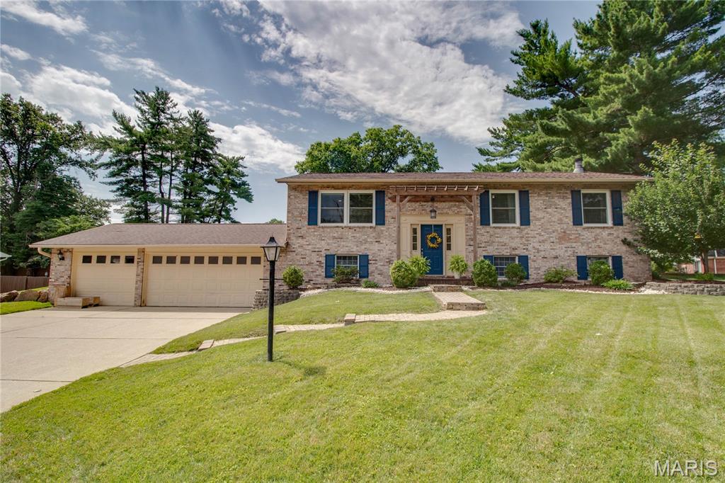 4 Bedroom, 2,668 sq. feet 1905 Cheyenne Drive Godfrey, IL