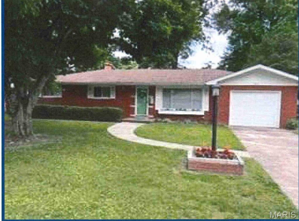 3 Bedroom, 1,316 sq. feet 302 Crestwood Drive Collinsville, IL
