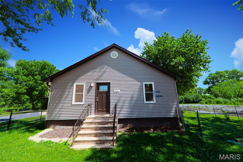 2 Bedroom, 1,120 sq. feet 601 Margaret Avenue Granite City, IL
