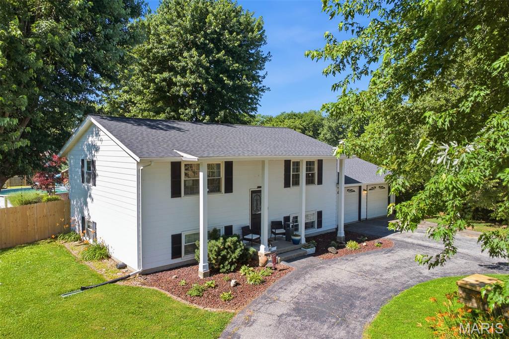 3 Bedroom, 1,872 sq. feet 10904 Lake Road Highland, IL