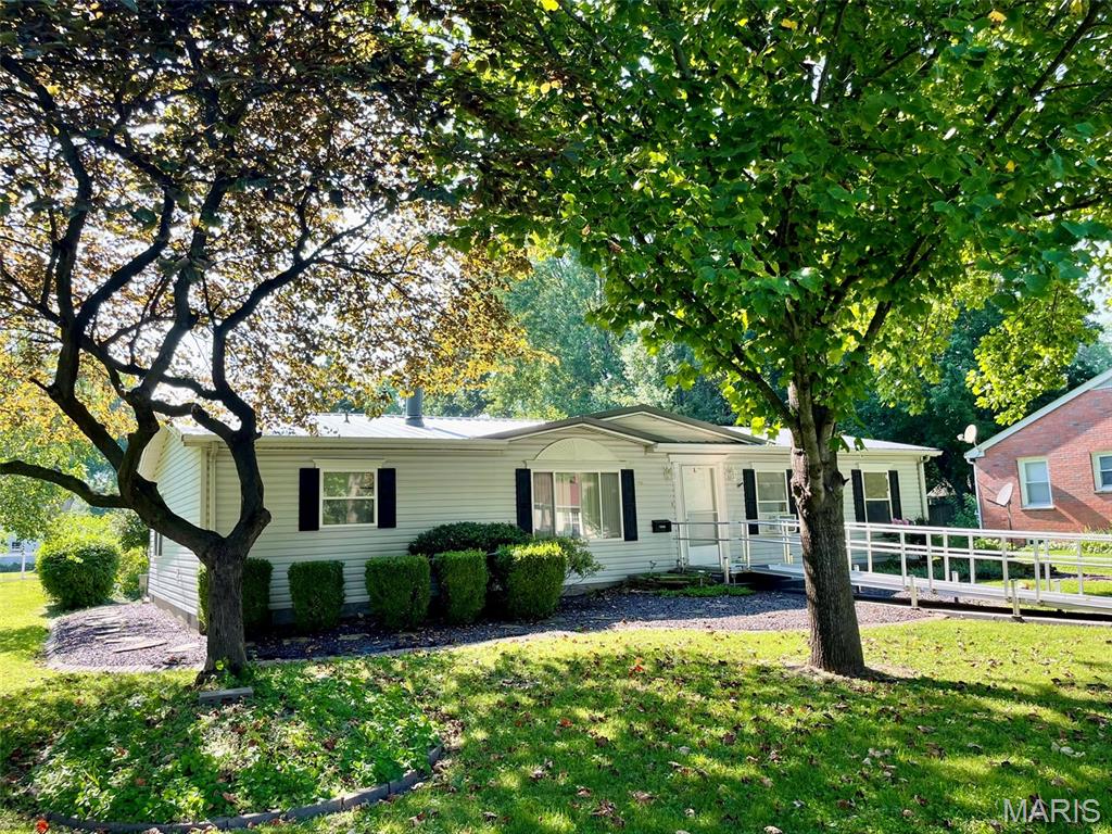 3 Bedroom, 1,512 sq. feet 1205 Locust Street Litchfield, IL