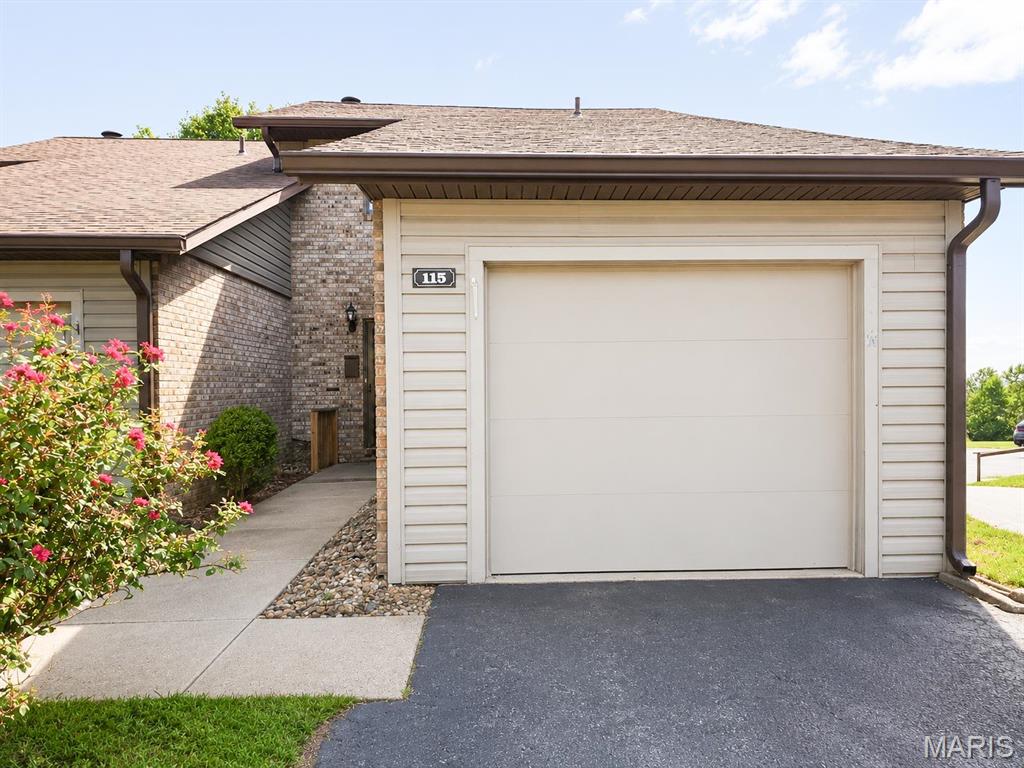 2 Bedroom, 1,086 sq. feet 115 Sandridge Drive Collinsville, IL