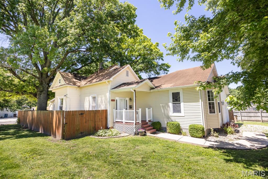 3 Bedroom, 1,630 sq. feet 102 High Street Troy, IL