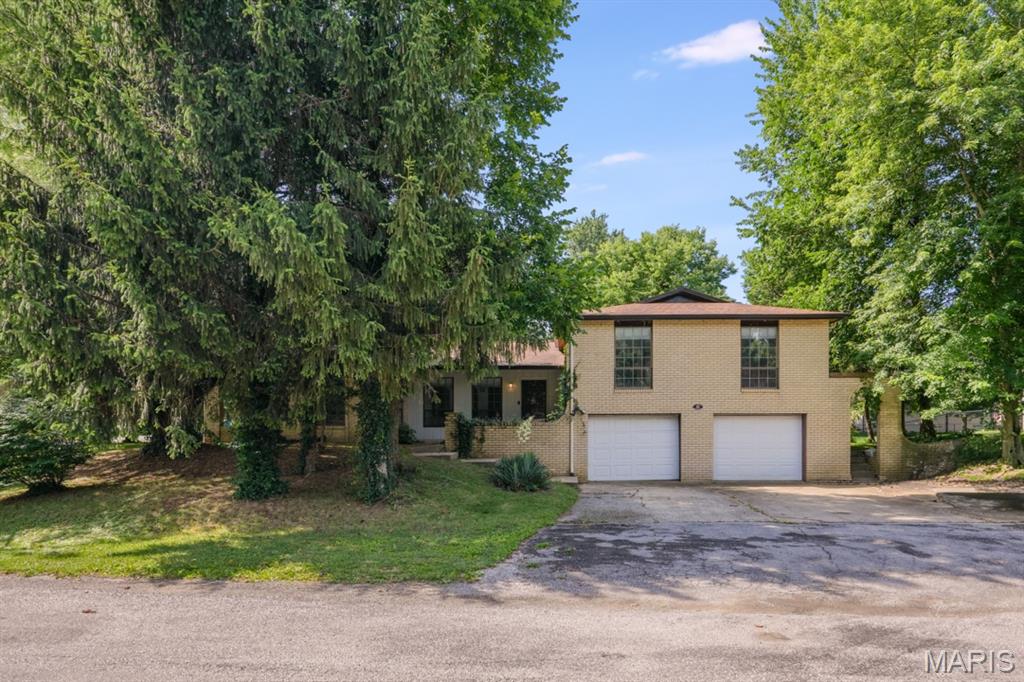 3 Bedroom, 1,700 sq. feet 86 Memorial Court Highland, IL