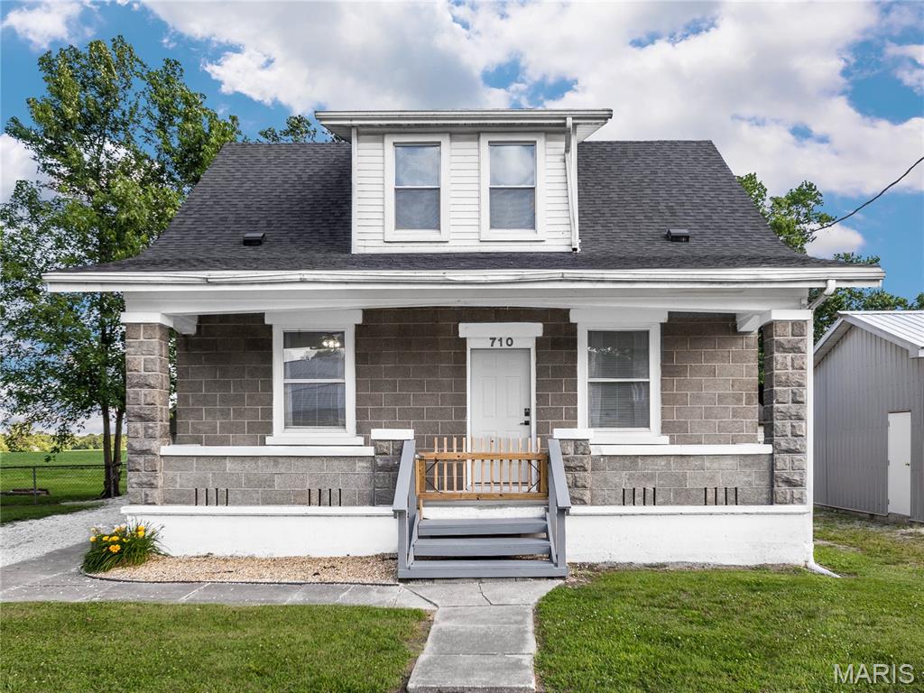 3 Bedroom, 1,956 sq. feet 710 East Main Street  Alhambra, IL