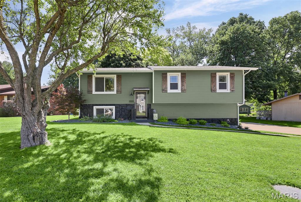 3 Bedroom, 2,098 sq. feet 1968 Lemontree Lane Collinsville, IL