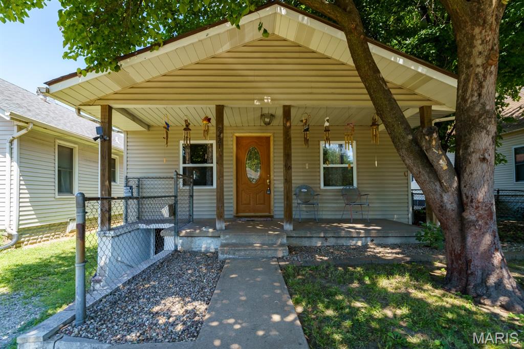 3 Bedroom, 1,262 sq. feet 2221 Lee Avenue Granite City, IL