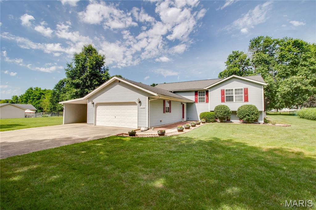 4 Bedroom, 2,726 sq. feet 6302 Wenzel Road Alton, IL
