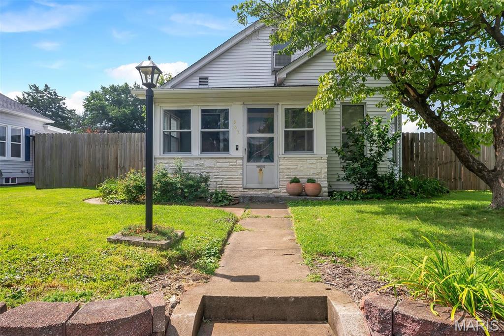 2 Bedroom, 1,132 sq. feet 907 Hawley Avenue Alton, IL