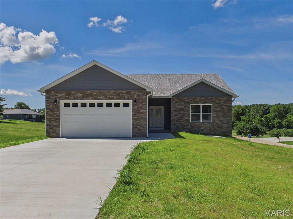4 Bedroom, 2,900 sq. feet 126 Woodland Hills Court Alton, IL