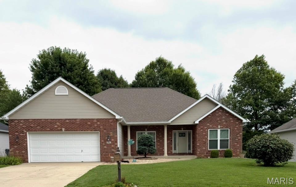 4 Bedroom, 3,425 sq. feet 2612 Sandstone Drive Maryville, IL