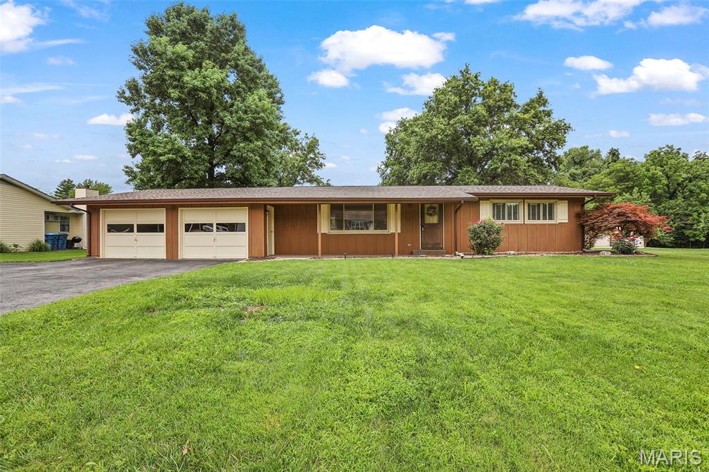 2 Bedroom, 1,032 sq. feet 3411 Glennoak Drive Edwardsville, IL