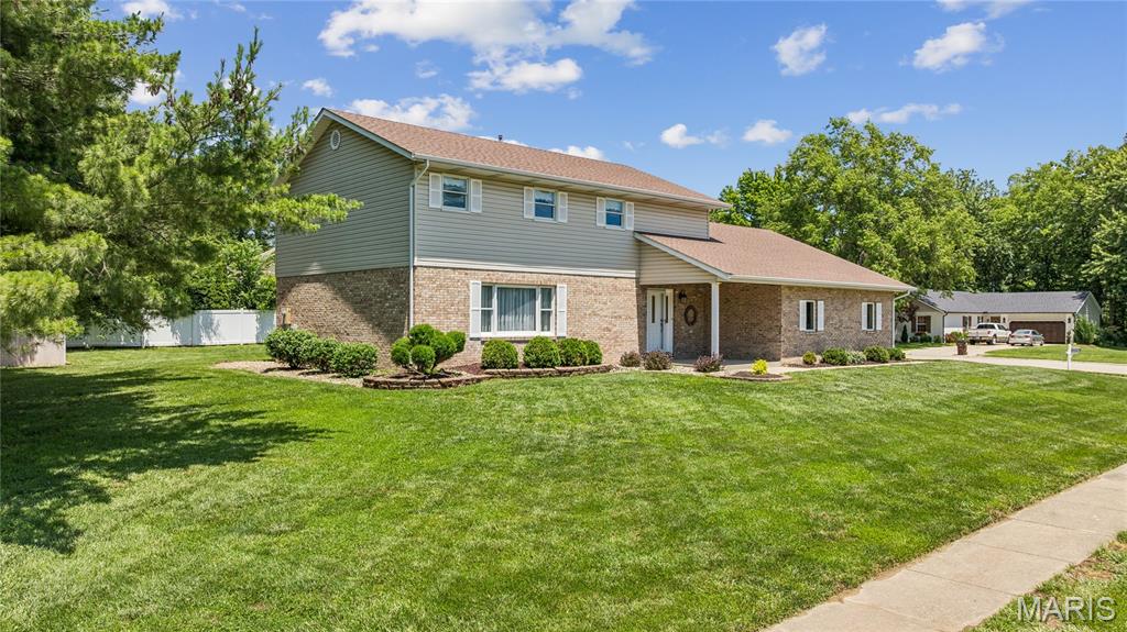 3 Bedroom, 2,422 sq. feet 945 Ivy Court Troy, IL