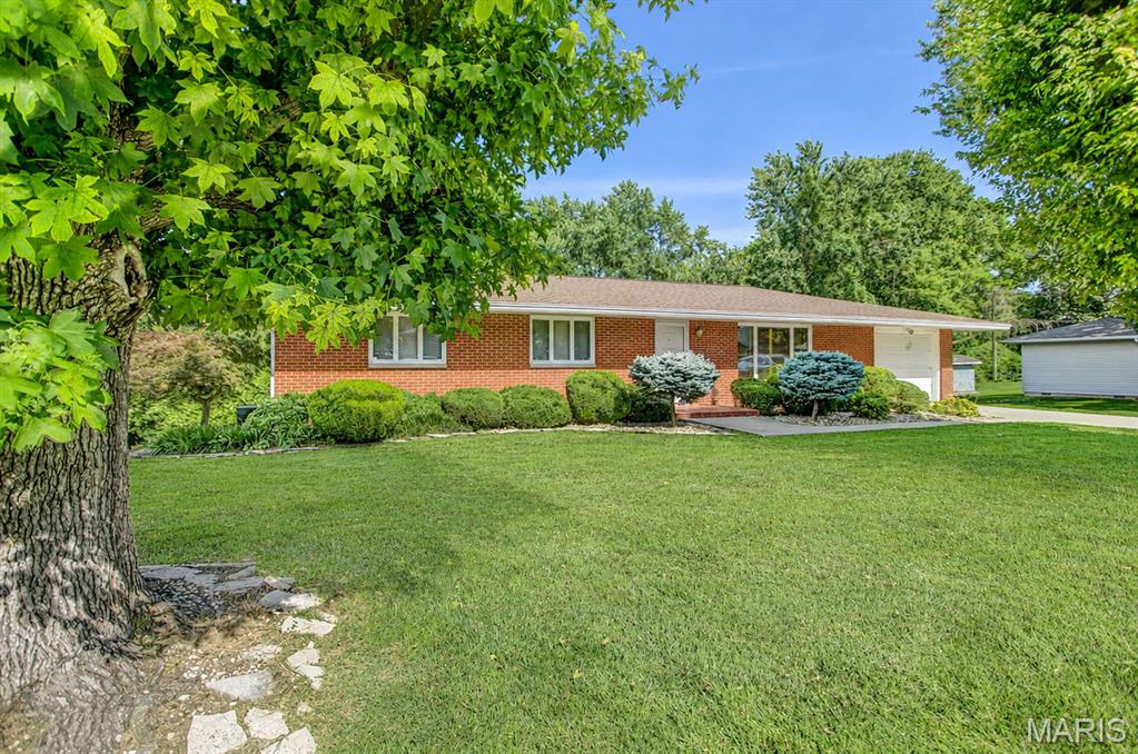 4 Bedroom, 2,392 sq. feet 4 Chapel Court Collinsville, IL