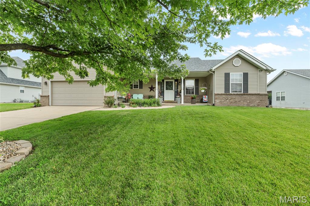 3 Bedroom, 1,629 sq. feet 510 Creekside Drive Troy, IL