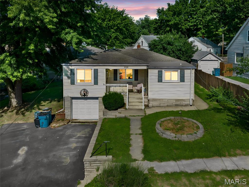 2 Bedroom, 1,454 sq. feet 240 Herbert Street Alton, IL