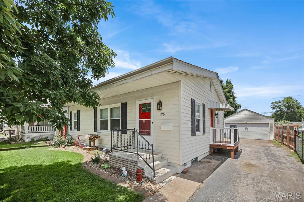 2 Bedroom, 968 sq. feet 126 2nd Street Roxana, IL