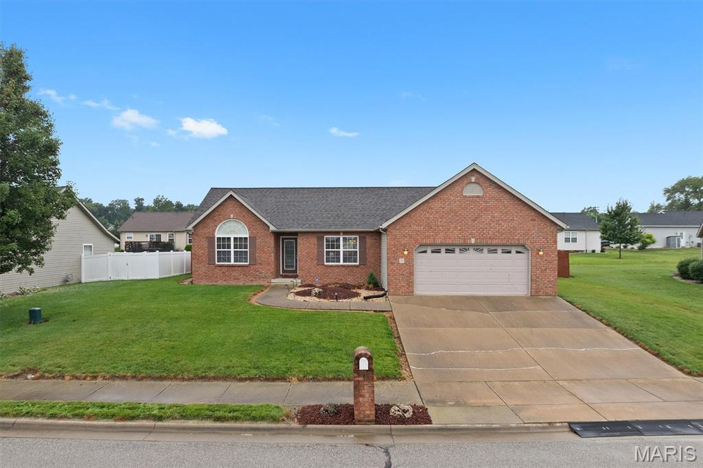 3 Bedroom, 1,438 sq. feet 50 Harvest Crest Court Highland, IL
