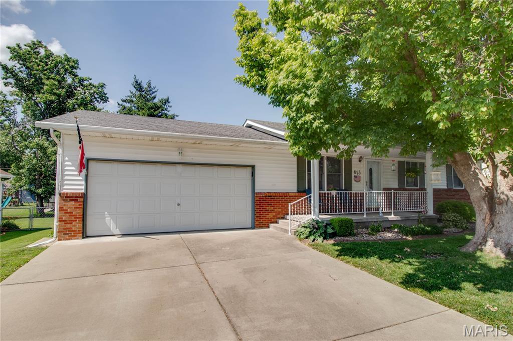 3 Bedroom, 1,920 sq. feet 813 Sequoia Drive Bethalto, IL