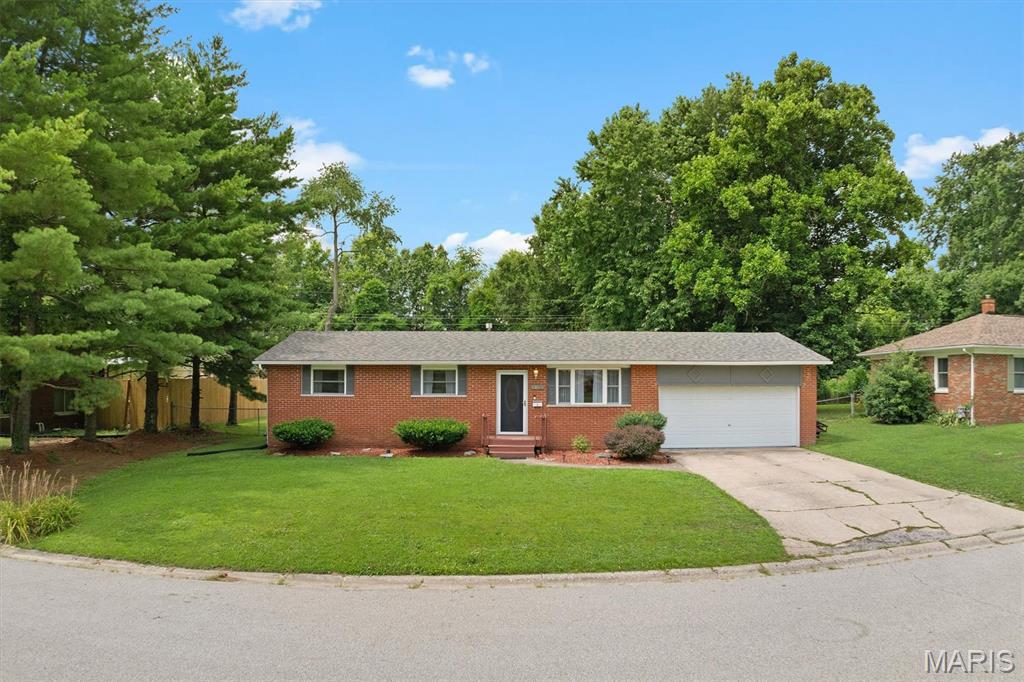 3 Bedroom, 960 sq. feet 4816 Wick Mor Drive Alton, IL
