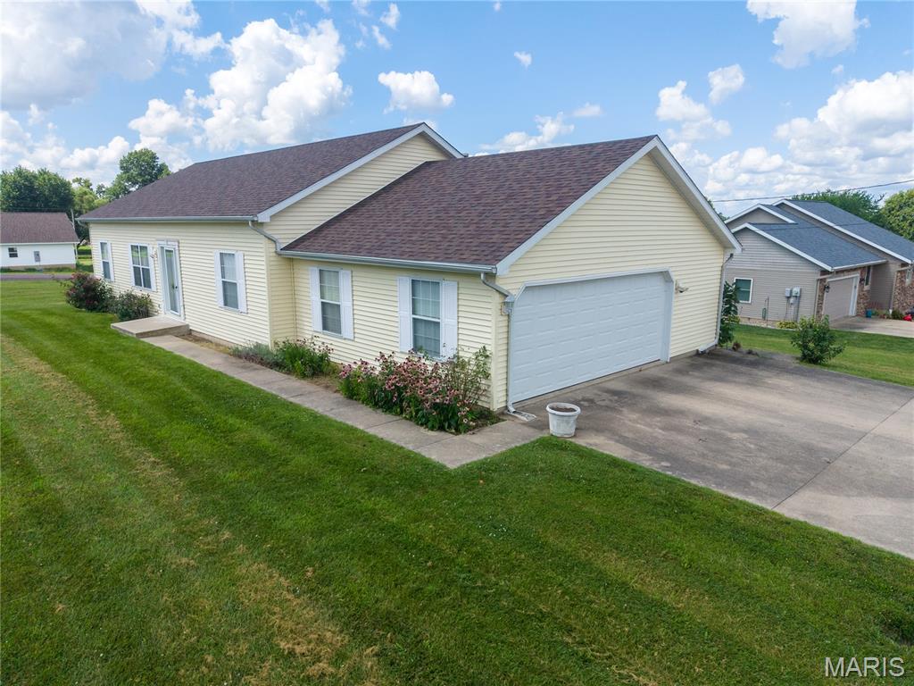 3 Bedroom, 1,500 sq. feet 2204 Brian Street Vandalia, IL