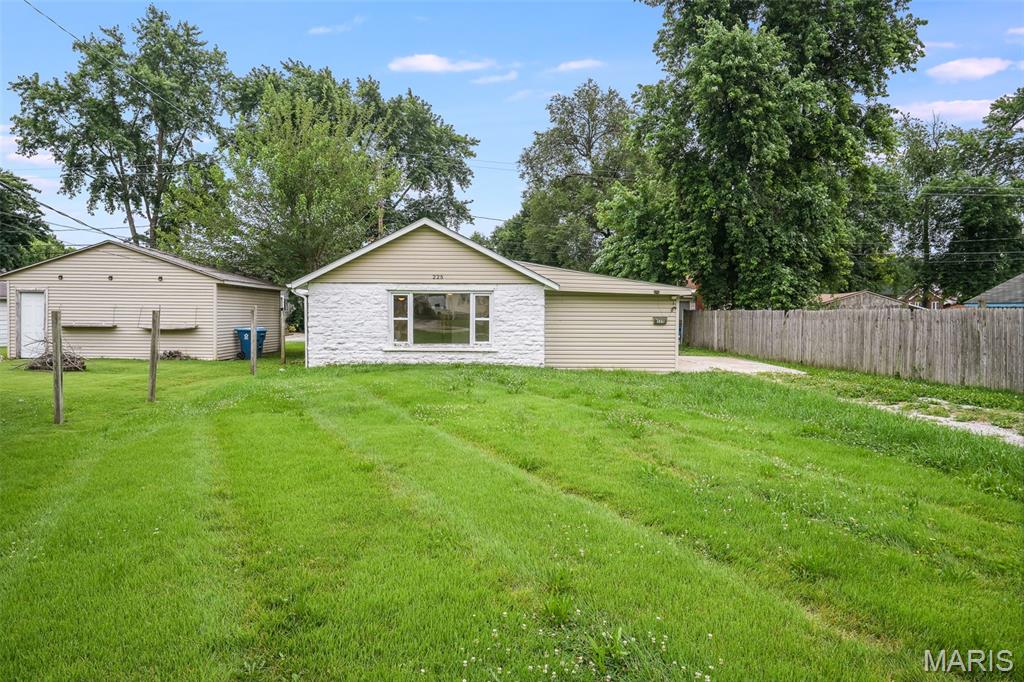 2 Bedroom, 834 sq. feet 225 10th Street Wood River, IL
