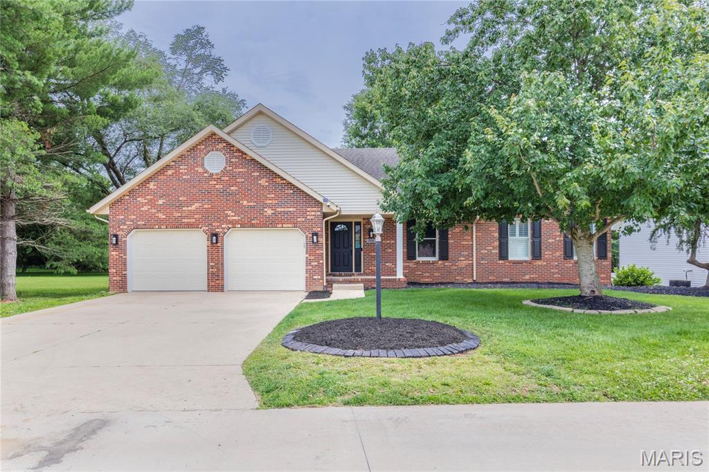 3 Bedroom, 2,844 sq. feet 2634 Dennis Drive Drive Alton, IL
