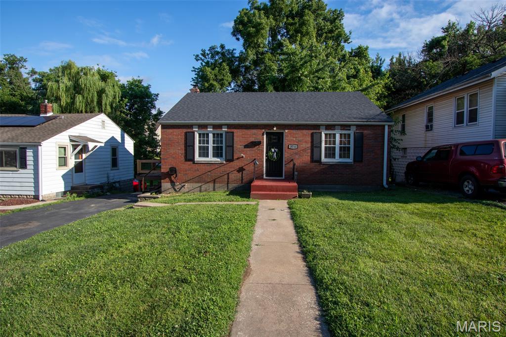 2 Bedroom, 957 sq. feet 3711 Aberdeen Avenue Alton, IL