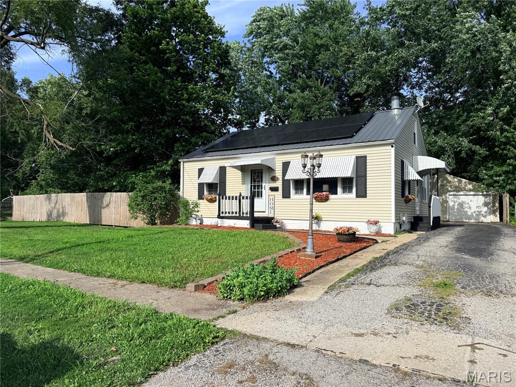 2 Bedroom, 1,432 sq. feet 608 Van Buren Street Litchfield, IL