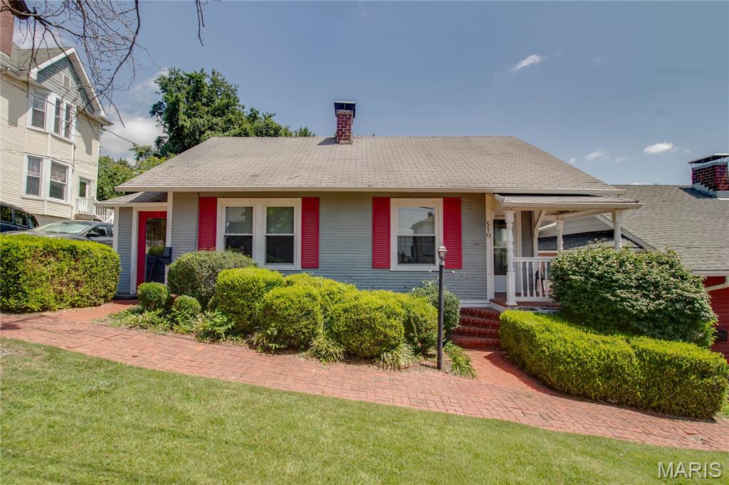 2 Bedroom, 900 sq. feet 510 Summit Street Alton, IL