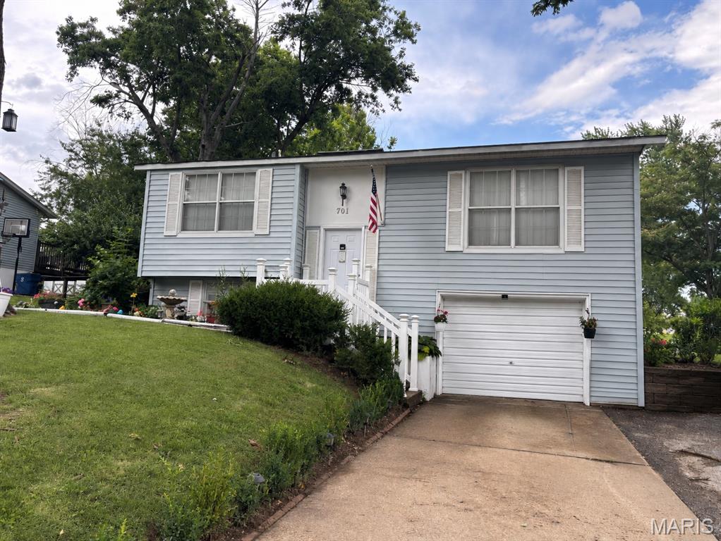 3 Bedroom, 1,040 sq. feet 701 Valley View Drive Bethalto, IL