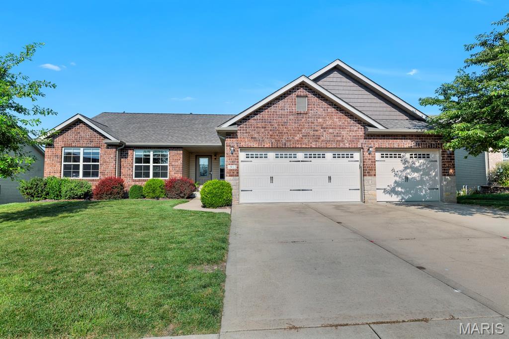 4 Bedroom, 2,400 sq. feet 1913 Crimson Oak Drive Maryville, IL